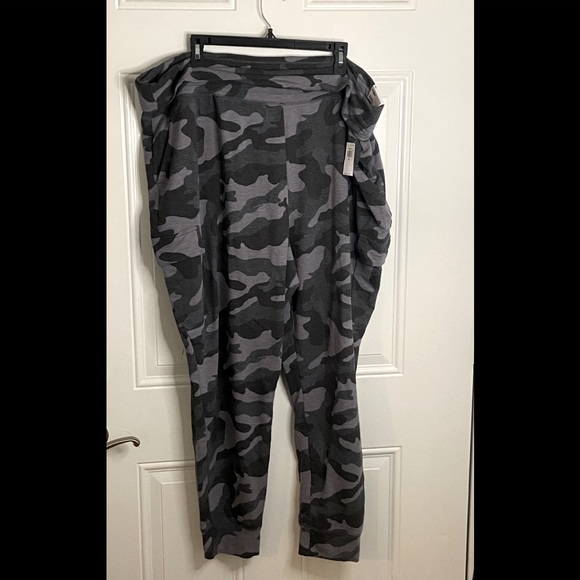 Old Navy Pants - NWT Old Navy mid- rise jogger..  Black and grey cami print …women’s xxl